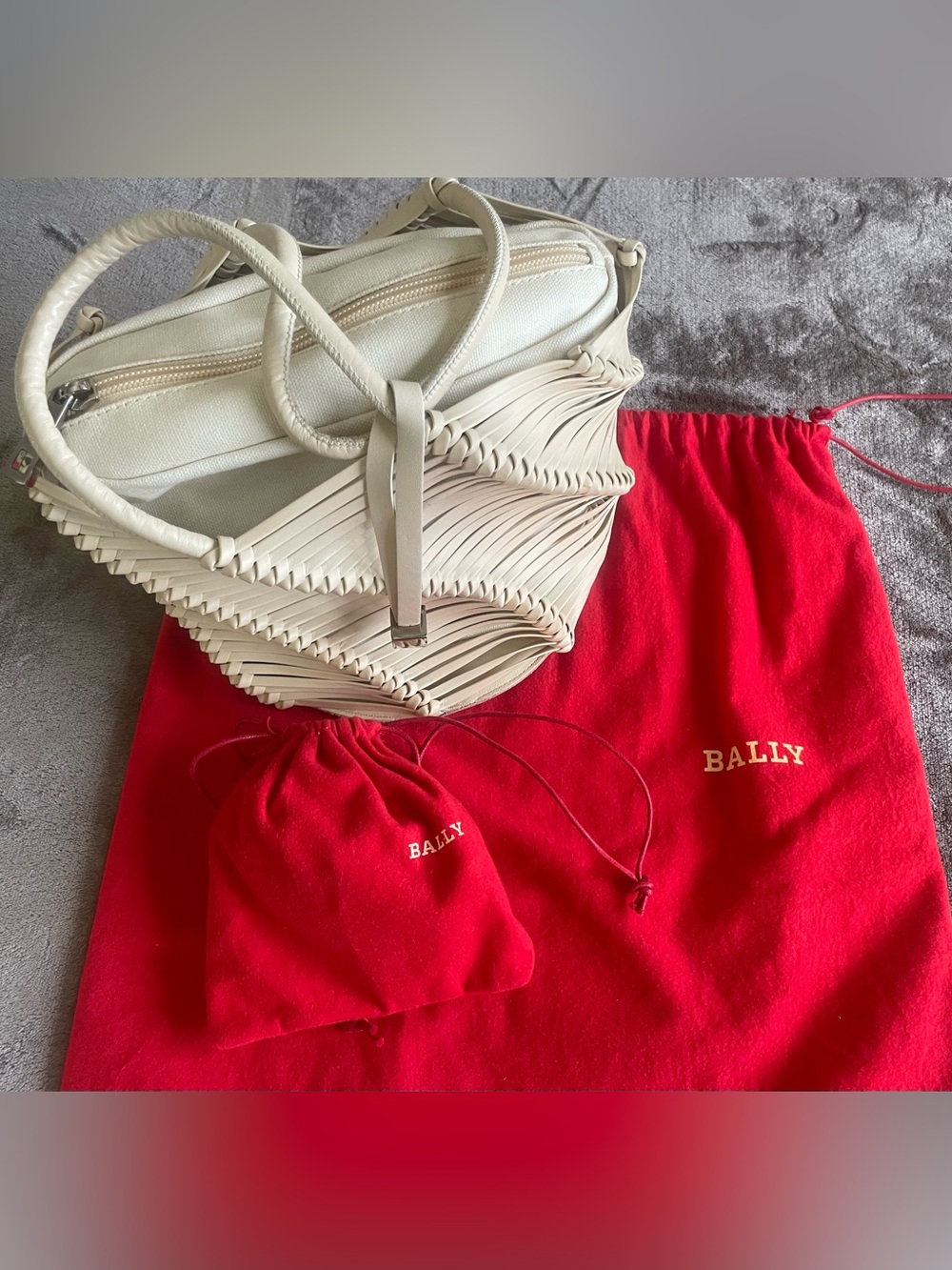 Bally – Cream Leather Cage Bucket Bag Set – Canvas Pouch & Leather Case – Medium - Picture 15 of 17